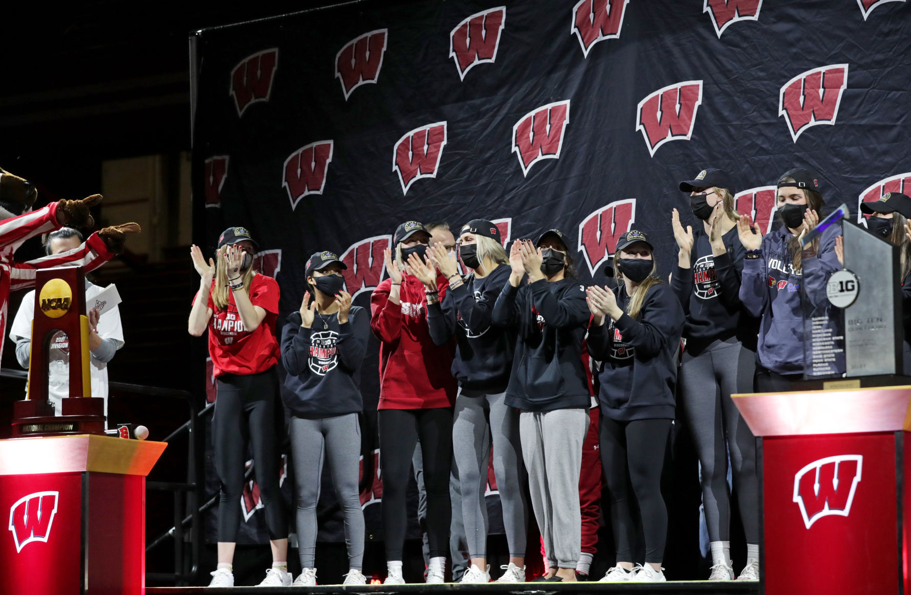 20211219_16_UWVballChamps_0943_AJA-12192021193035